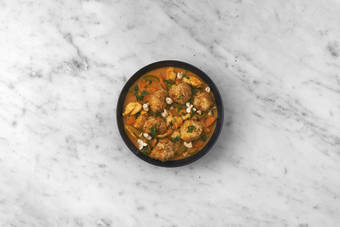 Bällchen in Sauce geben