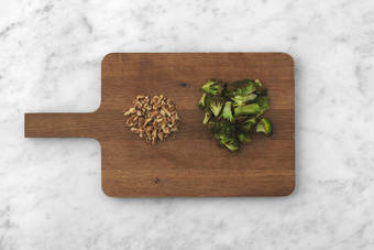 Bag broccoli og valnødder