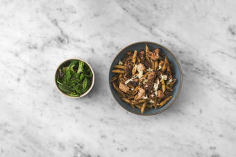 Tout le monde à table !