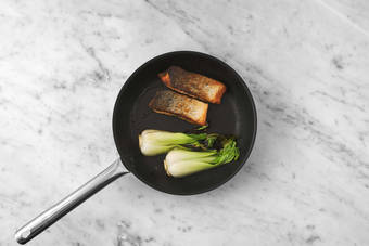 Stek laks og pak choi