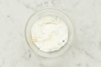 Make yogurt sauce and toast seeds