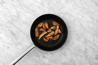 Tagliare e cuocere il pollo