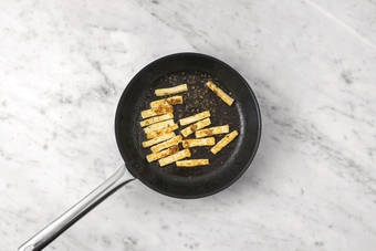 Cook the sesame halloumi