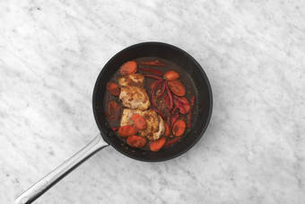 Añade la salsa y combina