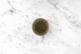 Tillaga citron- och kaprissås