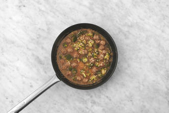 Cuocere la salsiccia