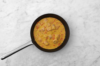 Unire latte di cocco e salmone