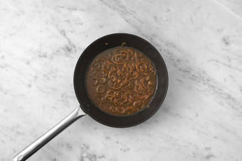 Zwiebelsauce zubereiten