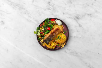 Fisch braten und anrichten