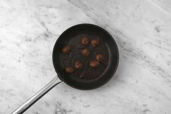 Fleischbällchen fertigstellen