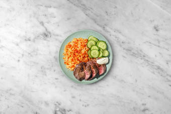 Steak braten und Anrichten