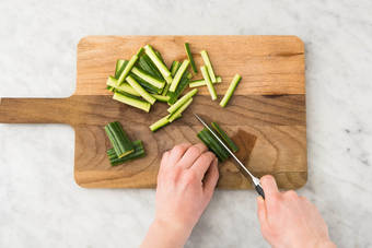 Für den Gurkensalat