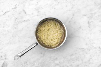 Cook chow mein noodles