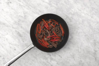 Cook the beef & capsicum 