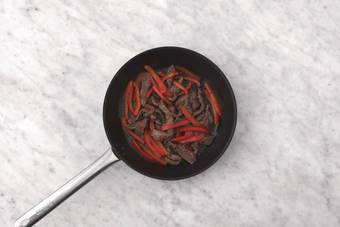 Cook the beef & capsicum 