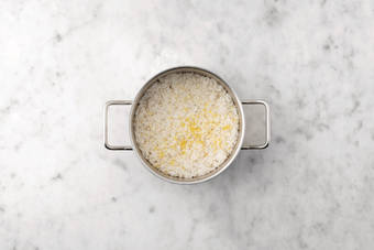 Cook the garlic rice 