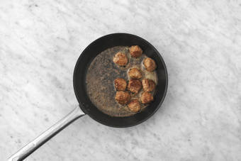 Cook the haloumi & keftedes 