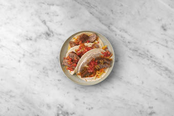 Scaldare le tortillas e comporre i tacos