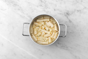 Combina los ingredientes