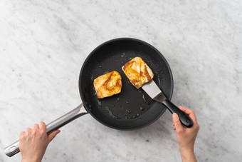 Cook the halloumi