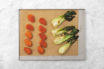 Ugnsbaka nuggets och pak choi