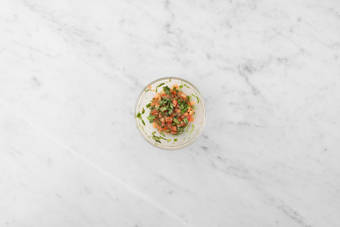 Préparer la garniture bruschetta