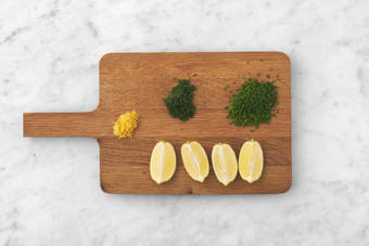 Kräuter hacken und Dip zubereiten