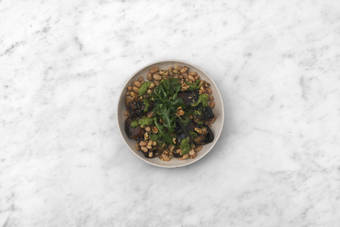 Tout le monde à table !