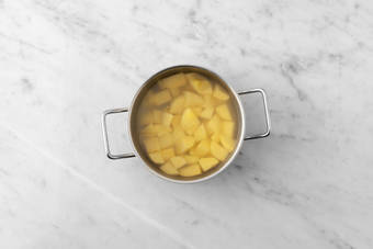 Plouf ! Dans la casserole !