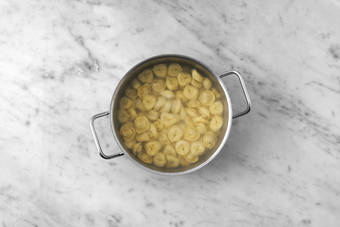 Plouf ! Dans la casserole !