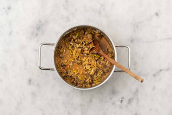 Pilz-Gulasch fertigstellen