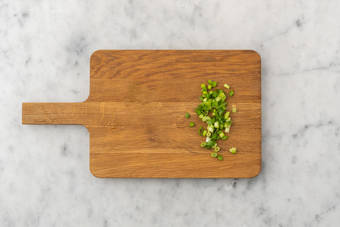 Frühlingszwiebel schneiden