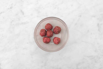 Hackbällchen vorbereiten