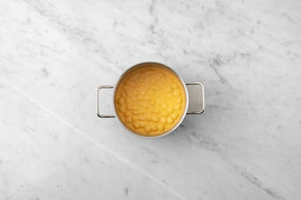 Combina la salsa y los gnocchis