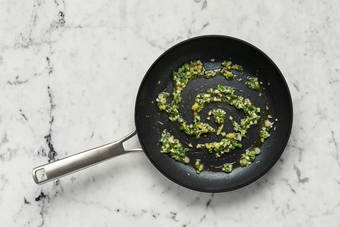 Make ginger-green onion sauce