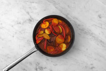 Forbered pølse- og grøntsagsgryde