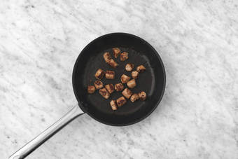 Cuocere la salsiccia