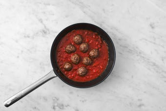 Tillsätt köttbullar