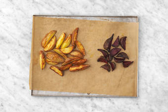 Bag kartofler og rødbede