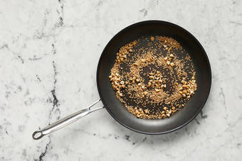 Toast sesame seeds with cashews 