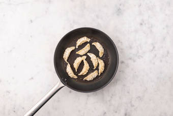Cook the gyozas
