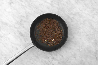 Gör mujadara-sallad