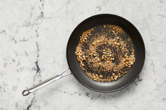 Toast sesame seeds with cashews 