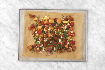 Tilsæt salatost og persille