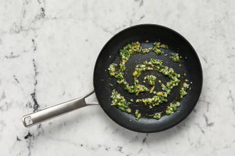 Make ginger-green onion sauce