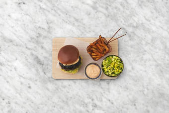 Un burger pour la table 6 !