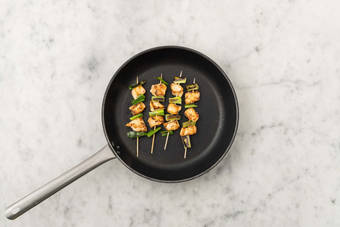 Cuire les brochettes