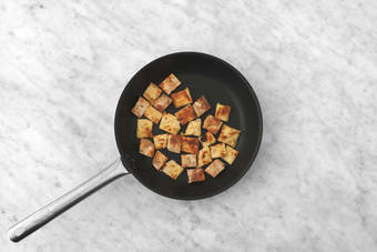 Naanbroodcroutons maken