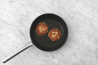 Cuocere i burger di tacchino