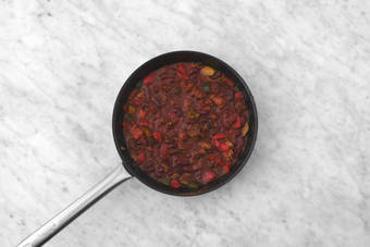 Aggiungere fagioli e salsa